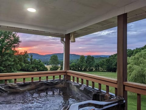 Hot Tub, Balcony/Terrace, Mountain view