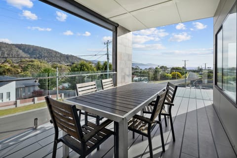 Natural landscape, View (from property/room), Balcony/Terrace, Dining area