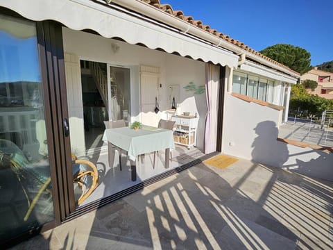 Maison mitoyenne T3 avec piscine, clim, parking, animaux acceptés - FR-1-768-21 Villa in Sainte-Maxime