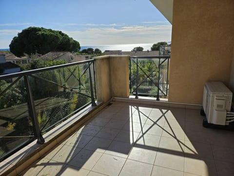 T2 standing, piscine, clim, proche plage, parking, animaux OK - FR-1-768-47 Apartment in Roquebrune-sur-Argens