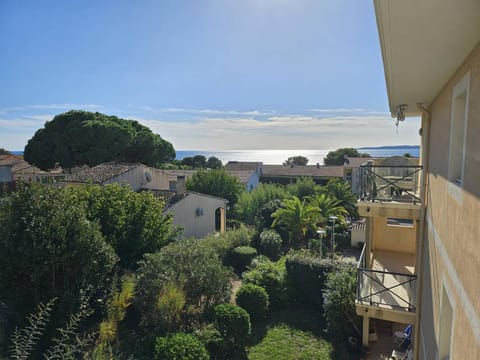 T2 standing, piscine, clim, proche plage, parking, animaux OK - FR-1-768-47 Apartment in Roquebrune-sur-Argens