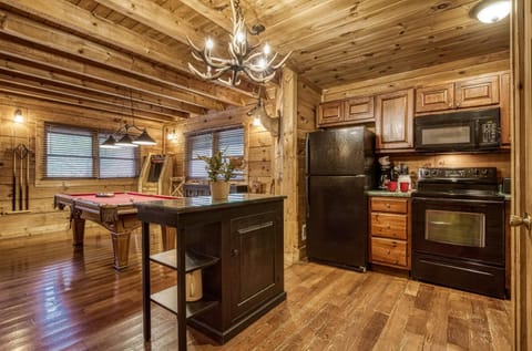 Bridgewood Cabin- New Listing - Hot Tub, Pool Table, Free Attraction Tickets House in Sevierville