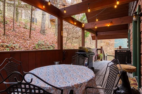 Bridgewood Cabin- New Listing - Hot Tub, Pool Table, Free Attraction Tickets Haus in Sevierville