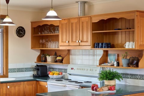 Coffee/tea facilities, Kitchen or kitchenette, kitchen, kitchen