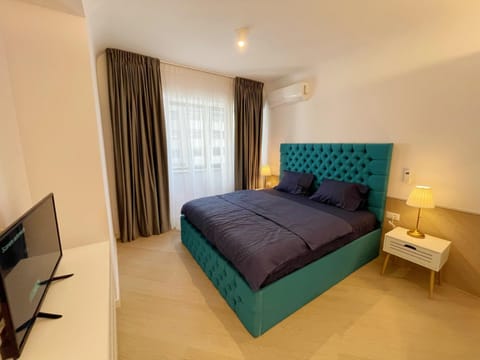 Bed, TV and multimedia, Photo of the whole room, Seating area, Evening entertainment, Bedroom, hair dresser, air conditioner