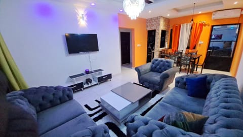 Residence GermanoTech, Bonamoussadi,Logbessou appartement meublé 2ch,1salon eau chaude,Wifi,parking,virgile,menagere,canalsat Appartement-Hotel in Douala
