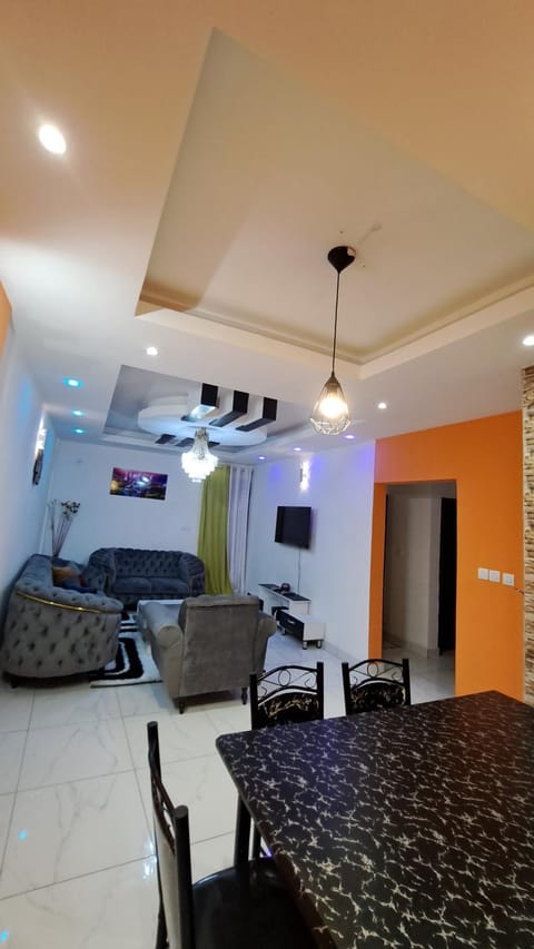 Residence GermanoTech, Bonamoussadi,Logbessou appartement meublé 2ch,1salon eau chaude,Wifi,parking,virgile,menagere,canalsat Appartement-Hotel in Douala