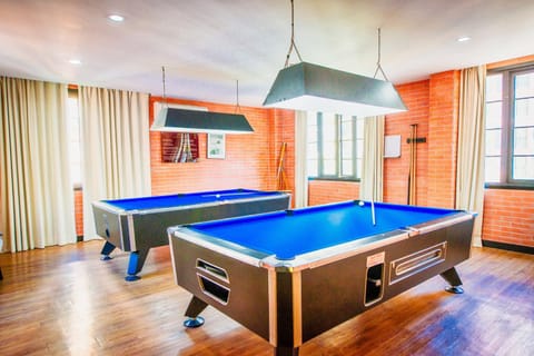 Billiard, Game Room