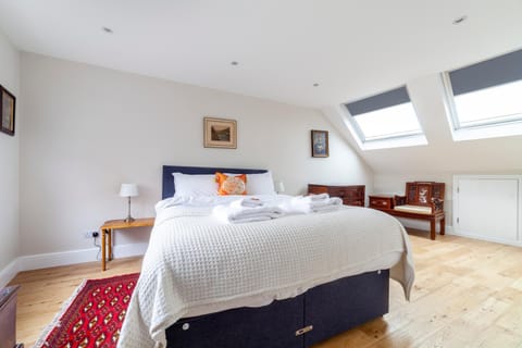 Stylish 3 BDR apartment wfree parking and garden Condominio in Kingston upon Thames