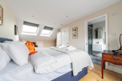 Stylish 3 BDR apartment wfree parking and garden Apartment in Kingston upon Thames