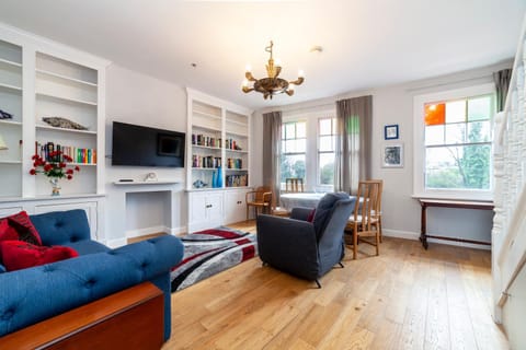 Stylish 3 BDR apartment wfree parking and garden Condo in Kingston upon Thames