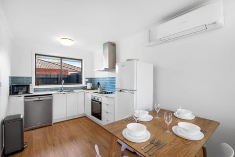 Kitchen or kitchenette, Dining area, dishwasher, minibar, pet friendly, air conditioner