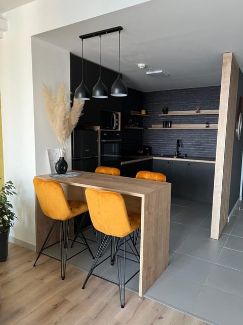 Kitchen or kitchenette, Dining area