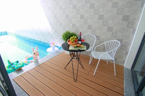 Patio, Lounge or bar, Food and drinks, Dining area, Food, Pool view, Swimming pool, sunbed