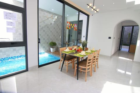 Patio, Food and drinks, Dining area, Food, Pool view, Swimming pool, sunbed