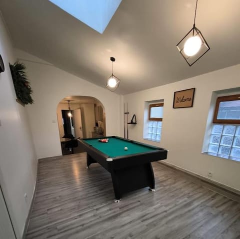 Billiard, Game Room