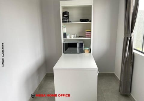 Kitchen or kitchenette, minibar