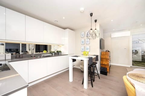 Stunning 2BR Apt Bromley Views Terrace Condo in Bromley