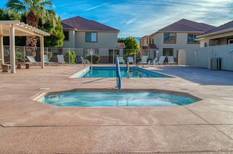 Mesquite 2BR Townhome with Pool & Gym Access House in Mesquite
