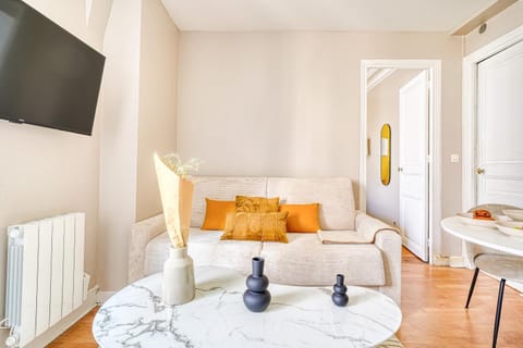 TV and multimedia, Living room, Photo of the whole room, Seating area, Dining area