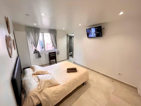 Apartamentos con baño privado frente al metro L5 Barcelona-Hospitalet Condo in L'Hospitalet de Llobregat