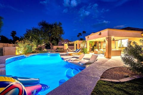 Stunning 5 Bed Luxury Oasis Heated Pool Hot Tub Apartamento in Scottsdale