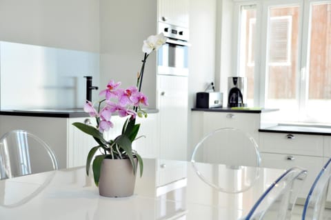 Day, Dining area