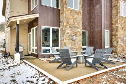 Granby Getaway with Fire Pit Ski-InandSki-Out! House in Granby
