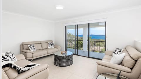 Holiday on The Hill - 29 Wallawa Rd, Nelson Bay House in Corlette