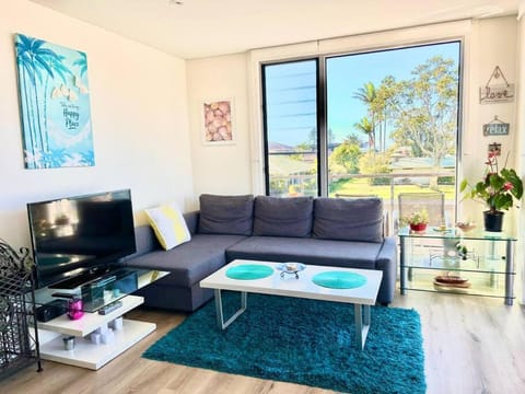 Cosy unit with park & water view Appartamento in Ballina