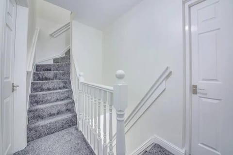 Spacious 4 Bed - Near Amenities House in Sheffield