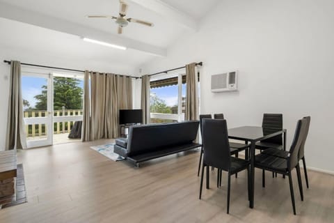 Family Hideaway Fireplace Balcony and BBQ Apartment in Katoomba