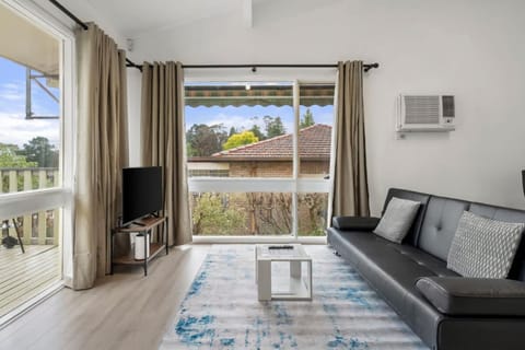 Family Hideaway Fireplace Balcony and BBQ Apartment in Katoomba