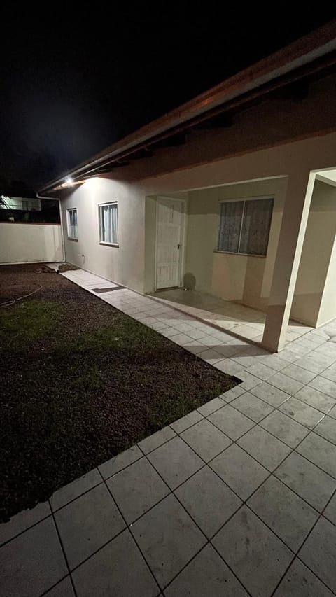 Linda casa para temporada, 450mts da praia, perto do aero porto, Beto Carreiro, Balneário Camboriú, com amplo terreno na frete e atra House in Navegantes