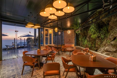 Restaurant/places to eat, Seating area