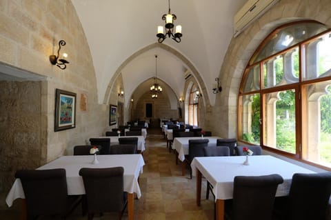 Restaurant/places to eat, Banquet/Function facilities, Seating area