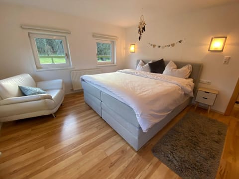Bed, Seating area, Bedroom