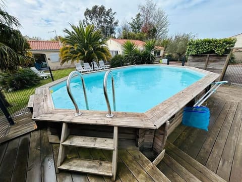 "VILLA DUPUY" Maison avec jardin clos arboré, 8 personnes, piscine bois privative House in Talmont-Saint-Hilaire