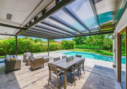 Amazing 4 Bedroom House With Pool At Westchester Miami Haus in Kendall