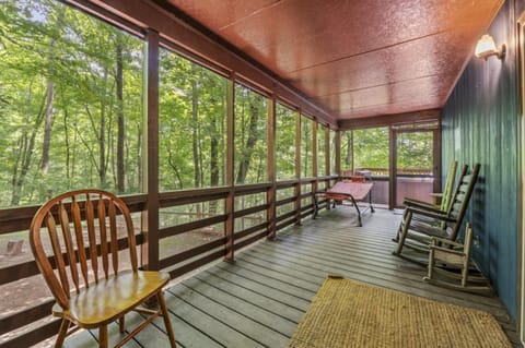 Serene Forest View- Hot Tub- Pet Friendly With Fenced Yard House in Pittman Center