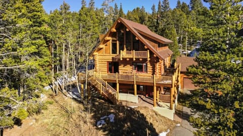 Breck Ski Haven: 4BR with Stunning Views and Hot Tub Casa in Breckenridge