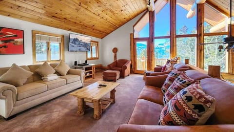 Breck Ski Haven: 4BR with Stunning Views and Hot Tub Haus in Breckenridge