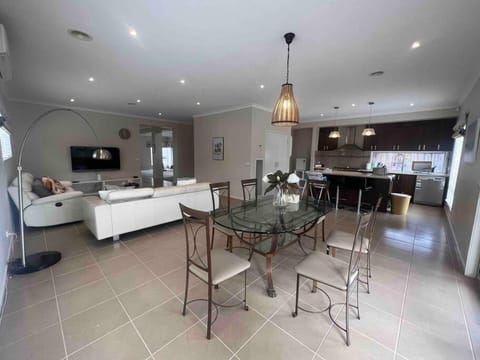 alin vacation house House in Werribee South