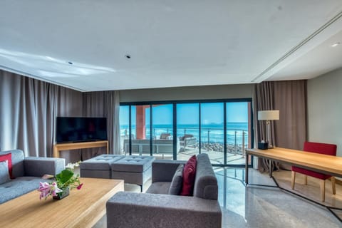 Communal lounge/ TV room, Bed, Natural landscape, TV and multimedia, Living room, Photo of the whole room, Seating area, Dining area, Evening entertainment, Bedroom, Sea view