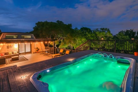 Breathtaking Roof Pool Views, Gameroom, Firepit House in San Antonio