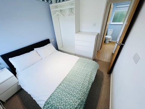 2 Bedroom Chalet SB57, Sandown, Isle of Wight Apartment in Yaverland