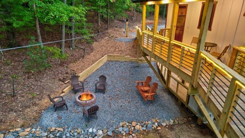 Cozy Treehouse w Hot Tub, Fire Pit, Pet Friendly, Lake Access Casa in Morganton