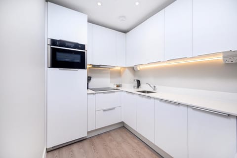 New Modern 1 Bed Flat Great Location Piccadilly Line Condominio in Isleworth