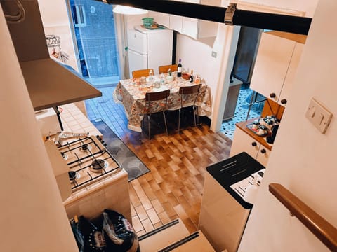 Kitchen or kitchenette, Dining area