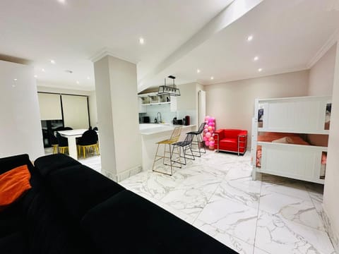 Spacious 6 Bed Residence in Wembly, London Apartment in Wembley